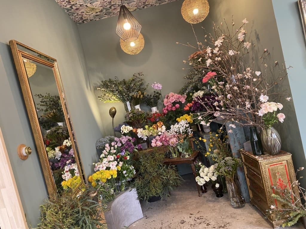 Lacle Floristsの店内に並ぶ花